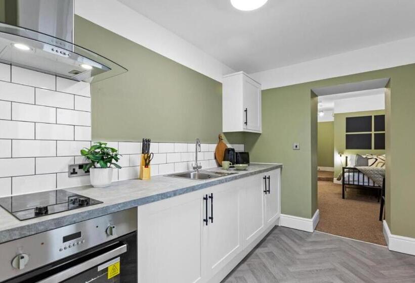 إستوديو قياسى مزودة بتراس, Birkenhead Apart