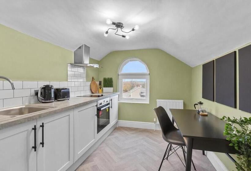 إستوديو ديلوكس, Birkenhead Apart