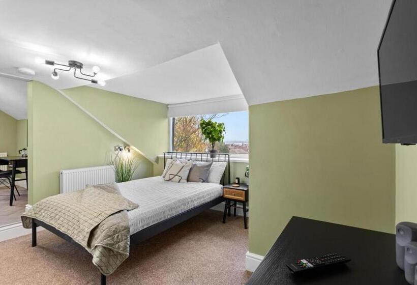 إستوديو ديلوكس, Birkenhead Apart