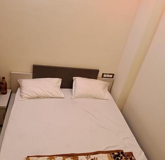 Quarto Deluxe, Raj 2 Km From Janana Hospital And 1 Km From Mds University