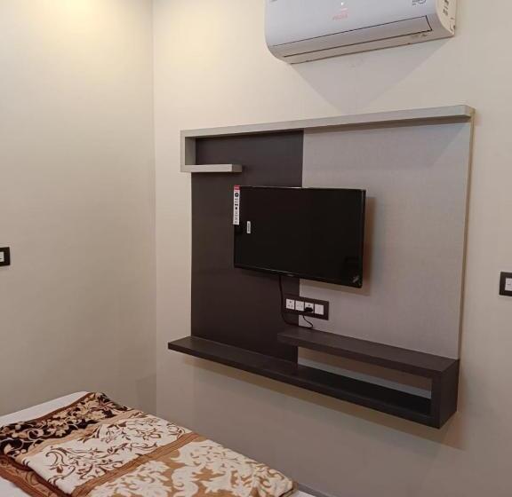 Quarto Deluxe, Raj 2 Km From Janana Hospital And 1 Km From Mds University