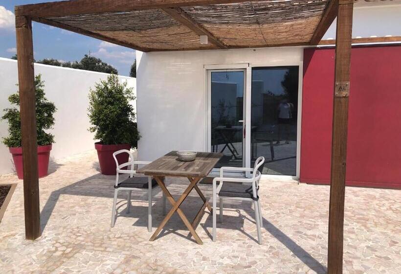 اتاق استاندارد, The Red Door