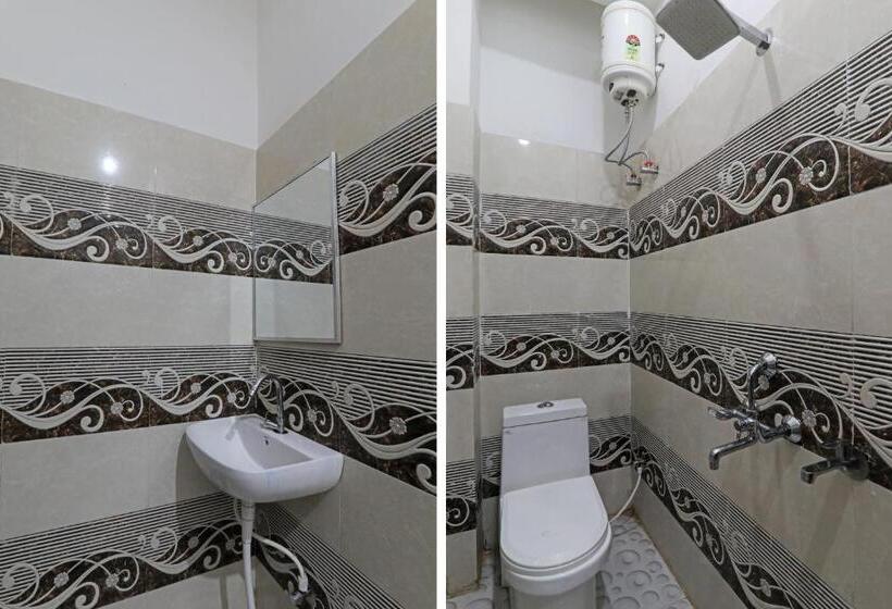 חדר קלאסי לשלושה, Golden Inn