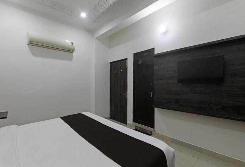 חדר קלאסי לשלושה, Golden Inn