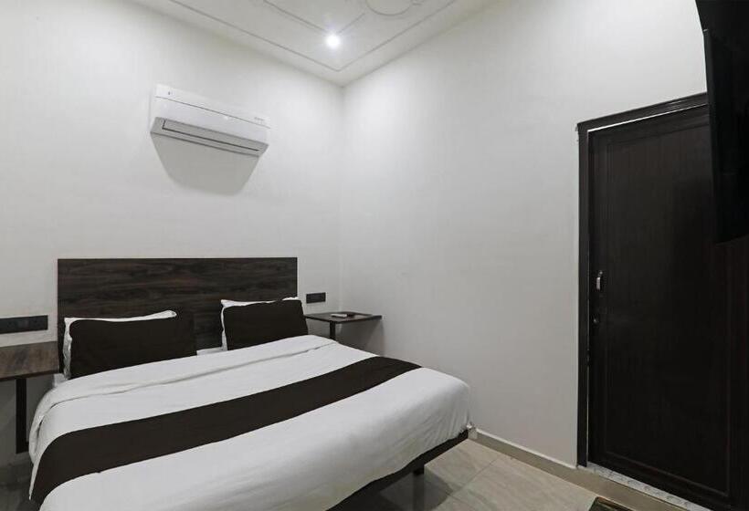 חדר קלאסי לשלושה, Golden Inn