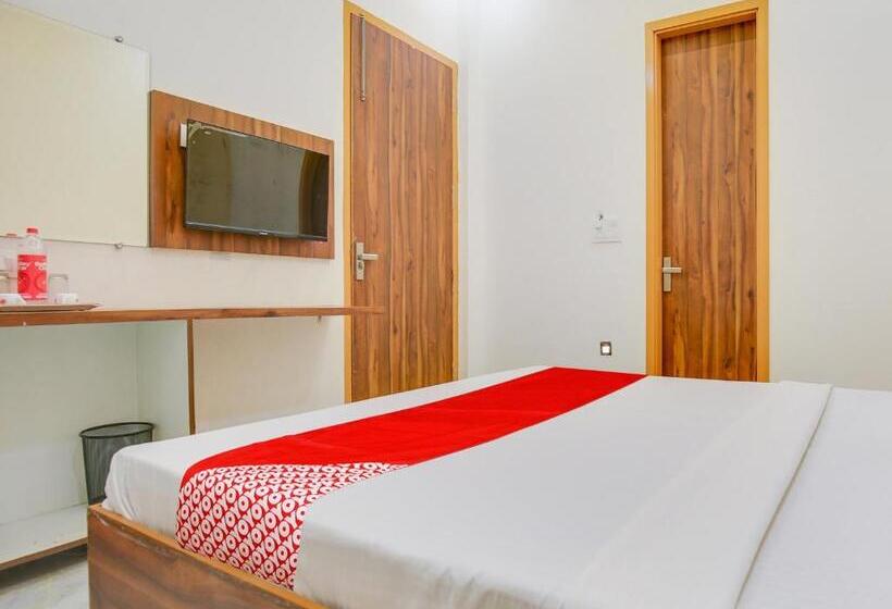 חדר קלאסי לשלושה, Sawraj Grand