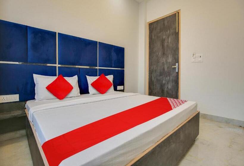 חדר קלאסי לשלושה, Sawraj Grand