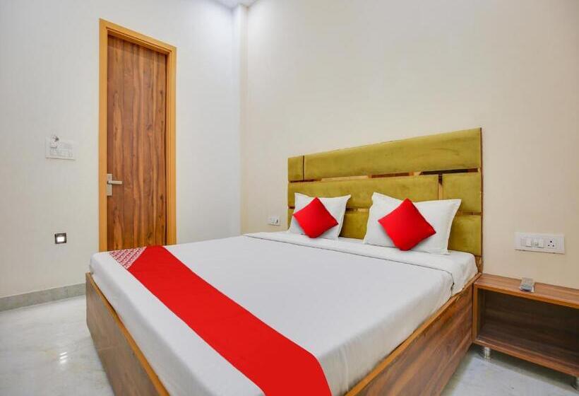 חדר קלאסי לשלושה, Sawraj Grand