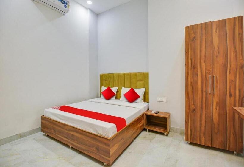 חדר קלאסי לשלושה, Sawraj Grand