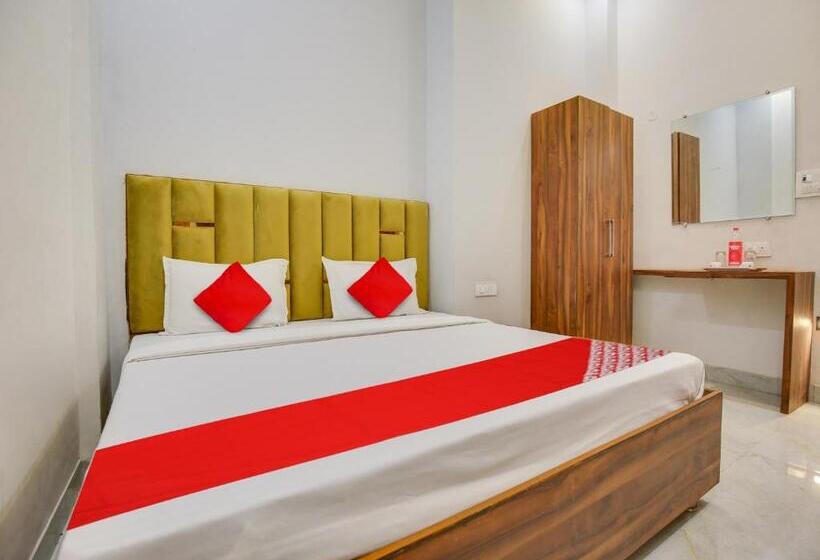 חדר קלאסי לשלושה, Sawraj Grand