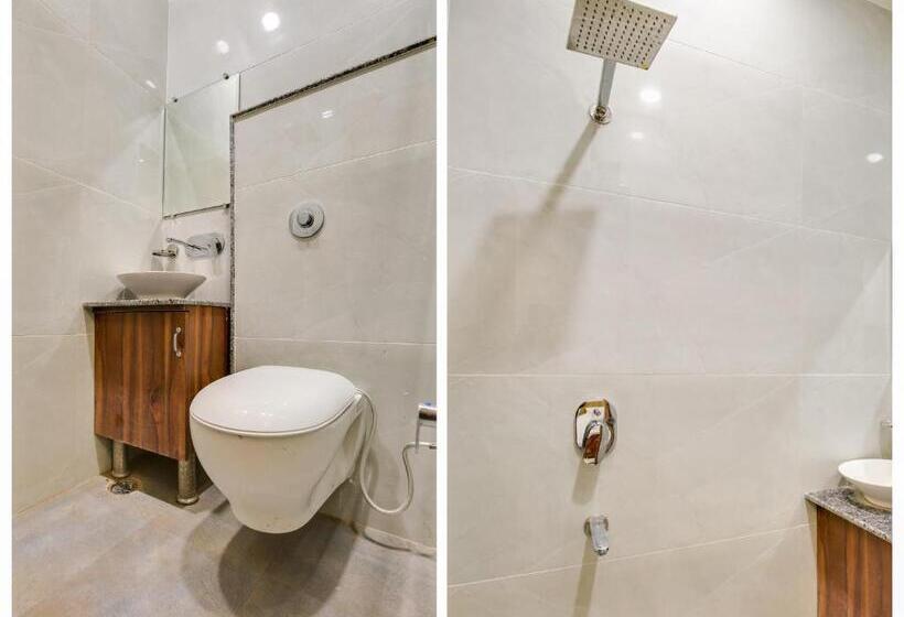 חדר קלאסי לשלושה, Sawraj Grand