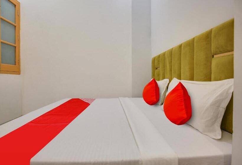 חדר קלאסי לשלושה, Sawraj Grand