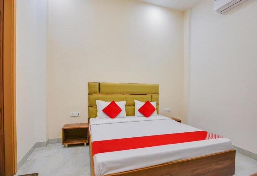 חדר קלאסי לשלושה, Sawraj Grand