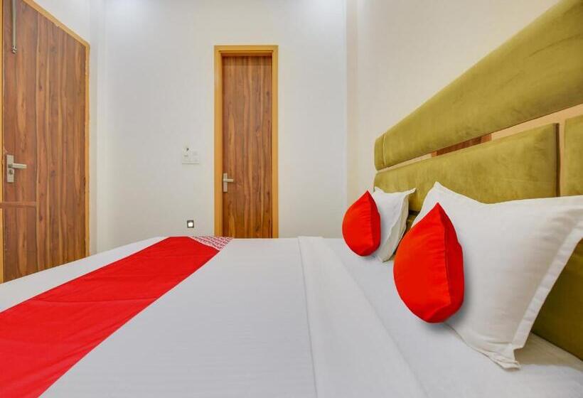 חדר קלאסי לשלושה, Sawraj Grand