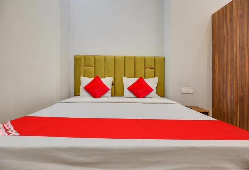 חדר קלאסי לשלושה, Sawraj Grand