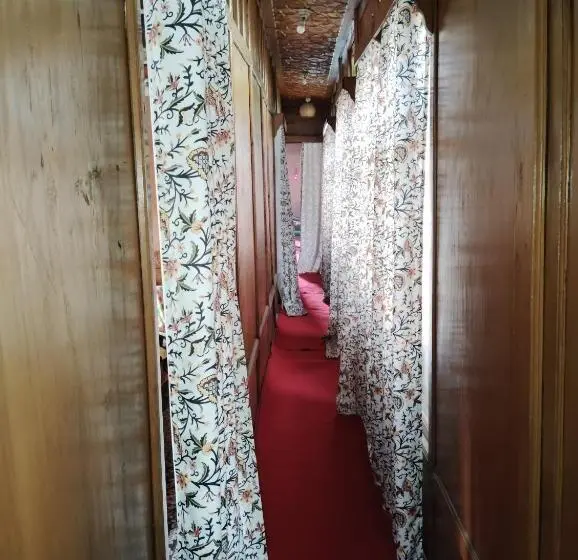 デラックスルーム, Houseboat