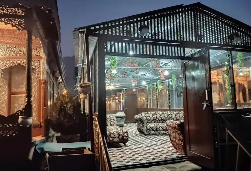 デラックスルーム, Houseboat