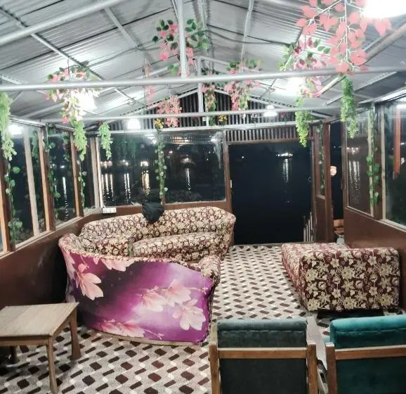 デラックスルーム, Houseboat