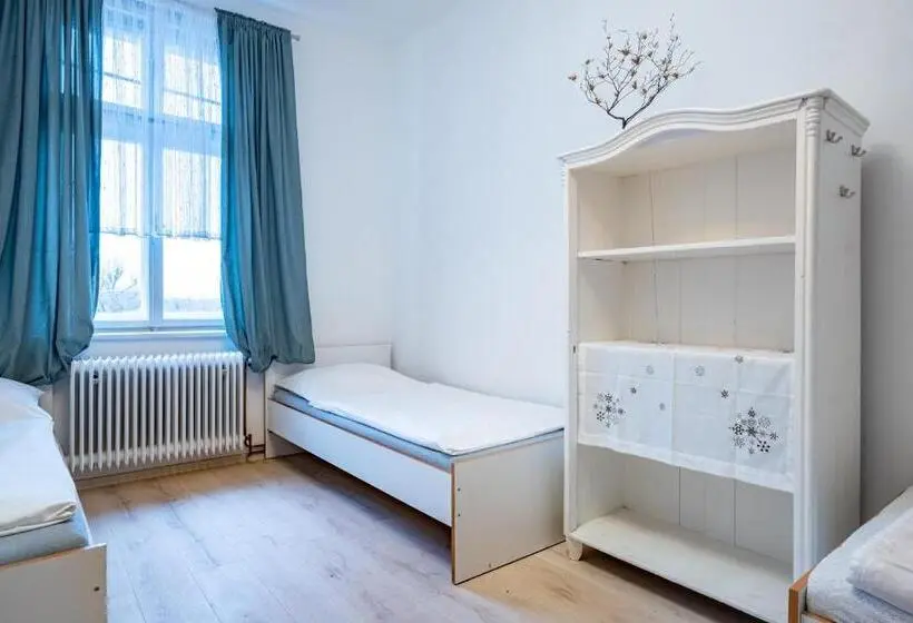 Standard Kolmen Hengen Huone Jaettu kylpyhuone, Vila Opočno