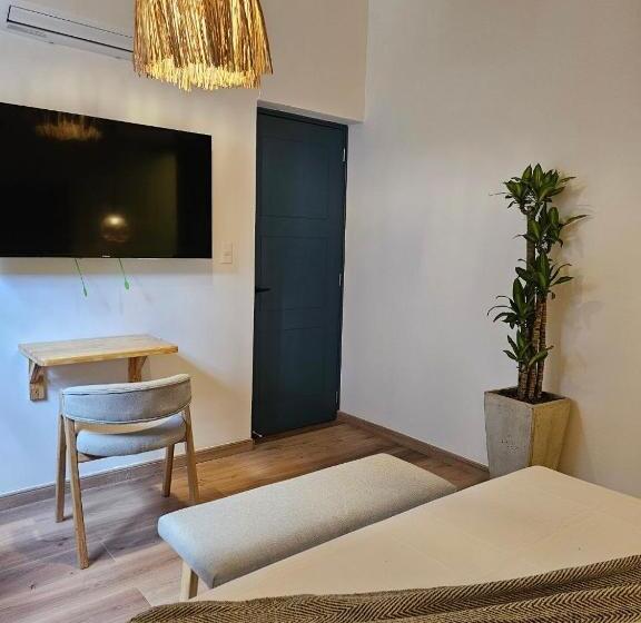 جناح, Luum Boutique