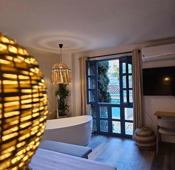 جناح سرير كينج, Luum Boutique