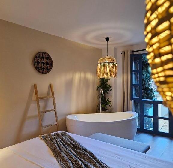 جناح سرير كينج, Luum Boutique