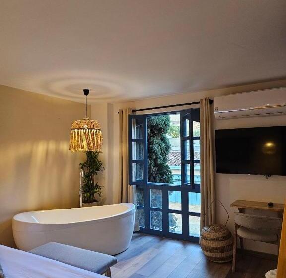 جناح سرير كينج, Luum Boutique