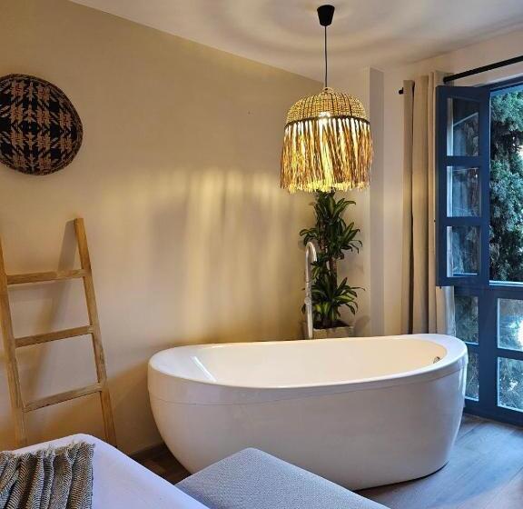 جناح سرير كينج, Luum Boutique