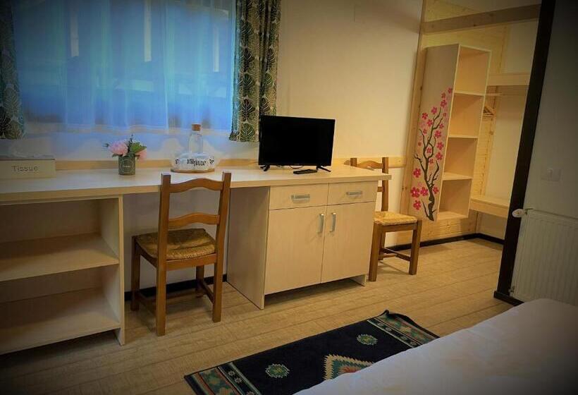 غرفة سوبيريور ثلاثية, Frații Jderi Utopia Verde