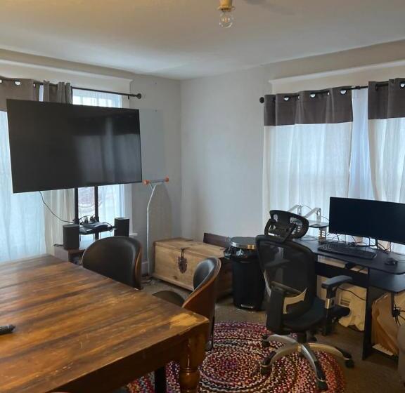 غرفة قياسية حمام مشترك, Springer Station