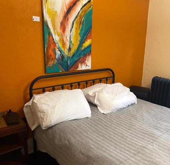 غرفة قياسية حمام مشترك, Springer Station