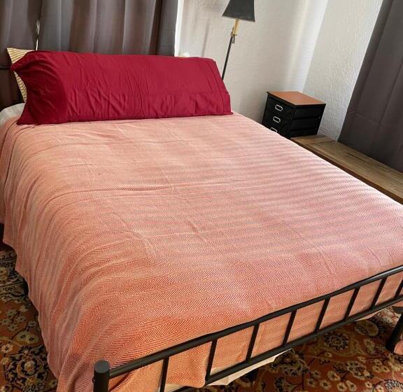 غرفة قياسية حمام مشترك, Springer Station