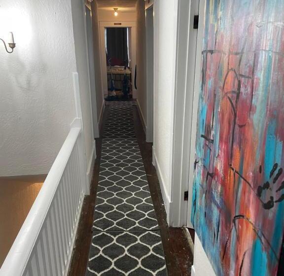 غرفة قياسية حمام مشترك, Springer Station