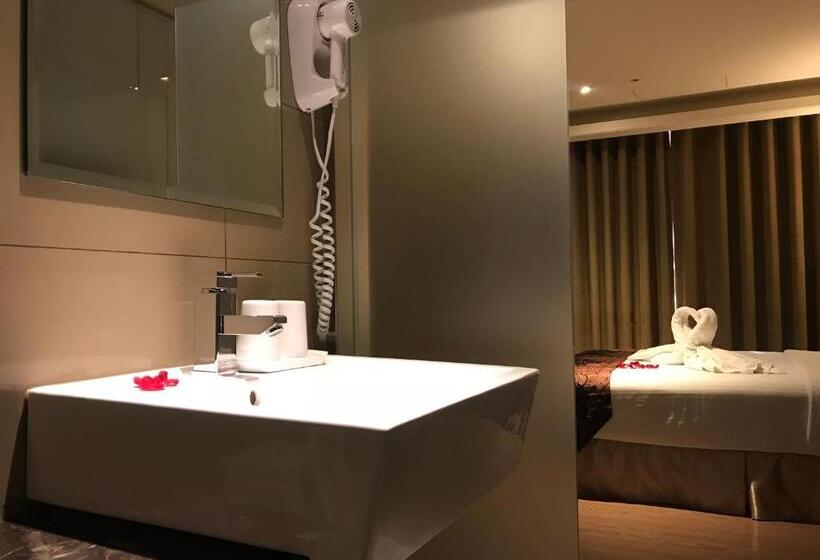 اتاق استاندارد با چشم‌انداز کوهستان, Open Room