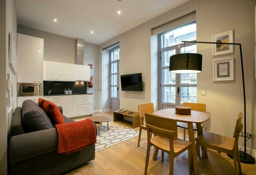 带城市景观带一个卧室的公寓, Legazpi Doce Rooms & Suites