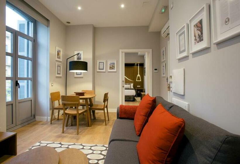 带城市景观带一个卧室的公寓, Legazpi Doce Rooms & Suites