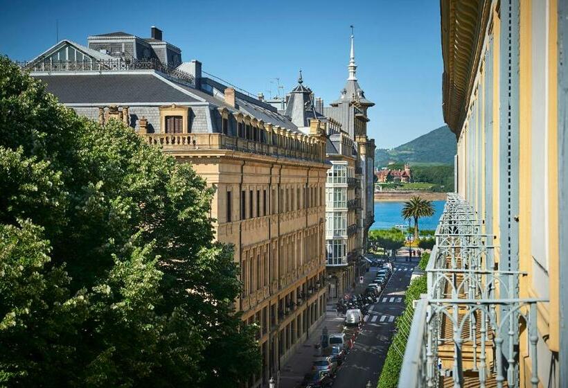 带城市景观带一个卧室的公寓, Legazpi Doce Rooms & Suites