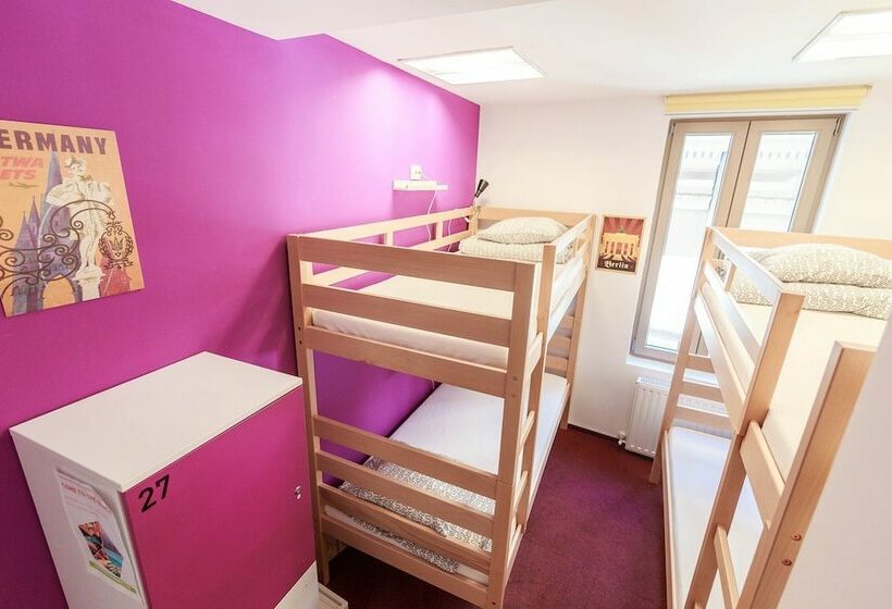 تختخواب در اتاق مشترک, Pura Vida Sky Bar & Hostel