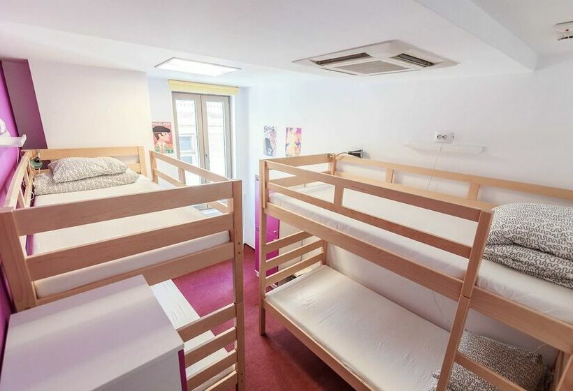 تختخواب در اتاق مشترک, Pura Vida Sky Bar & Hostel