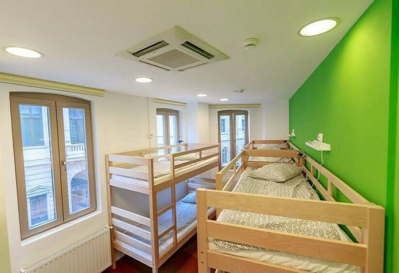 تختخواب در اتاق مشترک, Pura Vida Sky Bar & Hostel