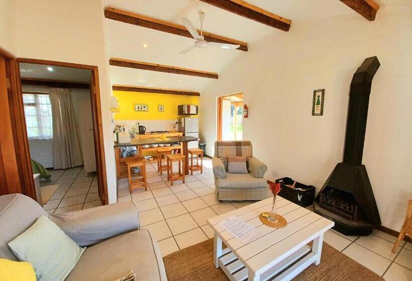 패밀리 방갈로, Vindoux Tree House Guest Farm & Spa