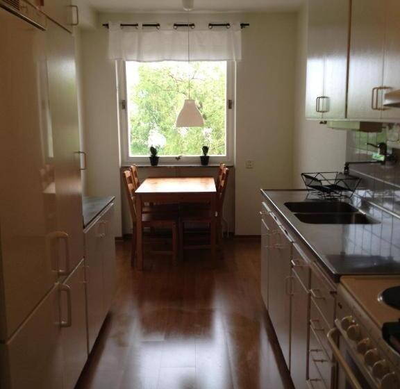 דירת שני חדרים, Riverside