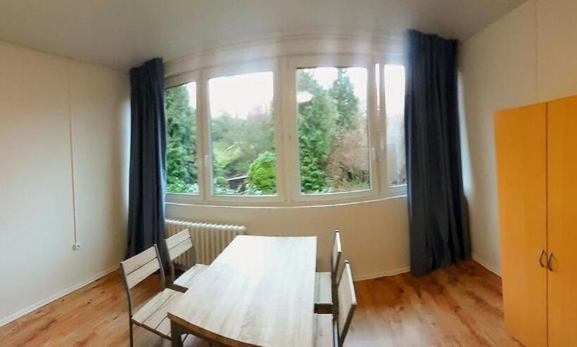 2 Szobás Apartman, Lev I Sova