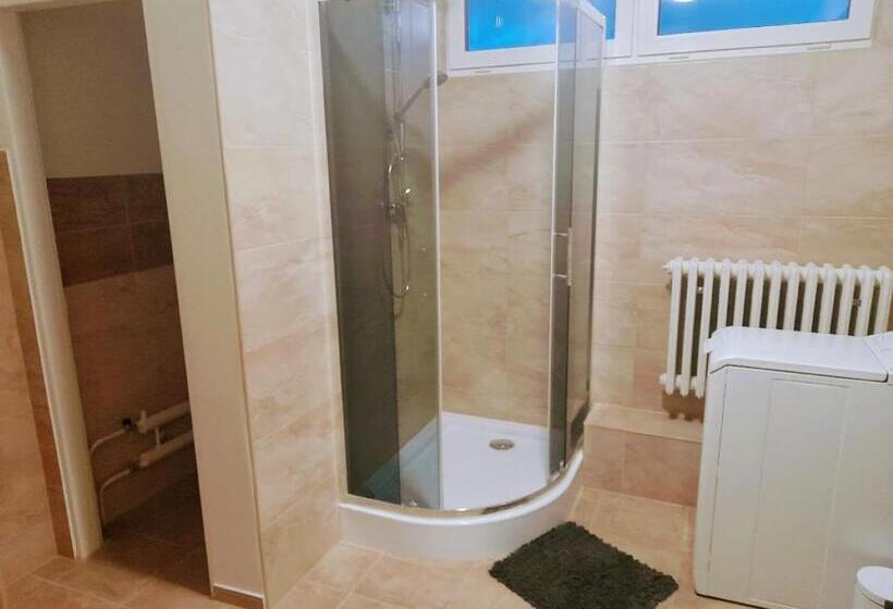 2 Szobás Apartman, Lev I Sova