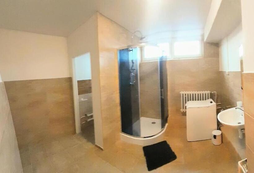 2 Szobás Apartman, Lev I Sova