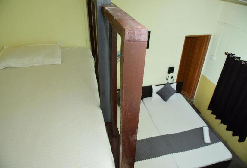 غرفة ديلوكس ثلاثية, Rowdralaya Residency