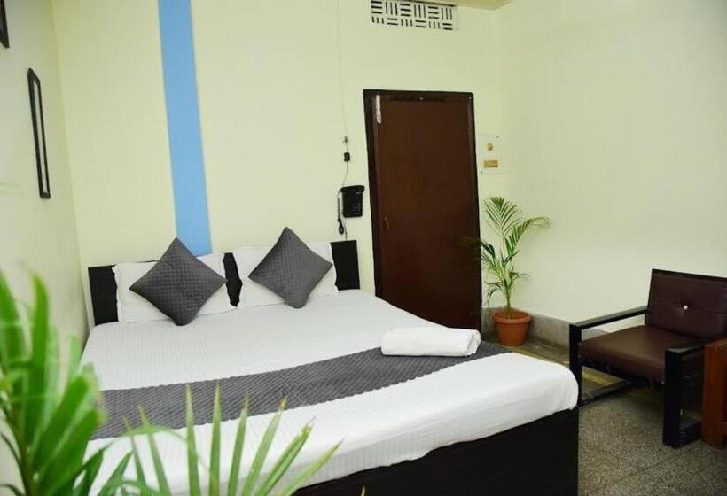 اتاق لوکس سه تخته, Rowdralaya Residency