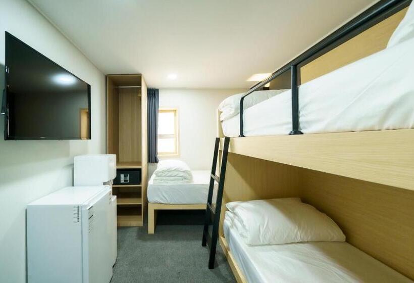 חדר סטנדרט לשלושה, The Stay Hue Myeongdong