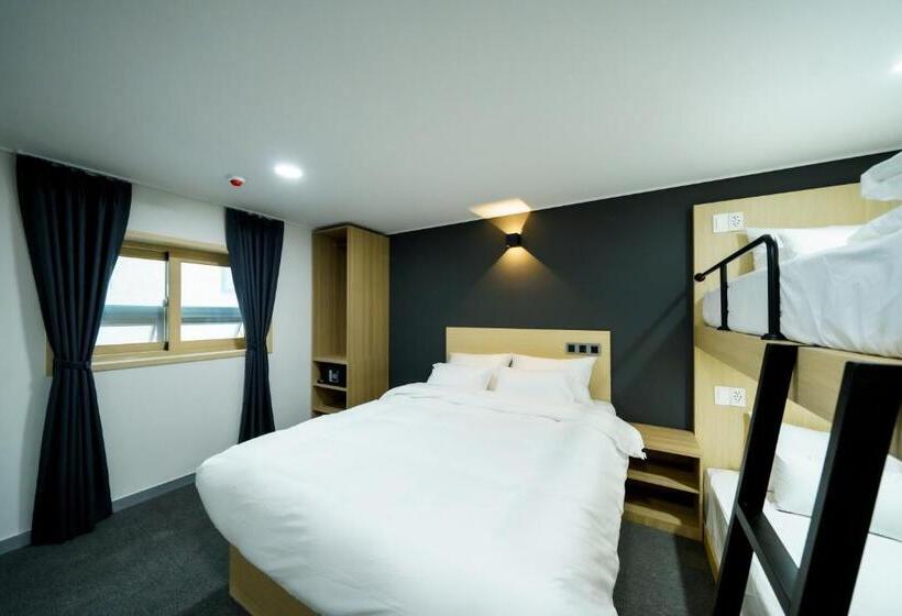 חדר משפחתי, The Stay Hue Myeongdong