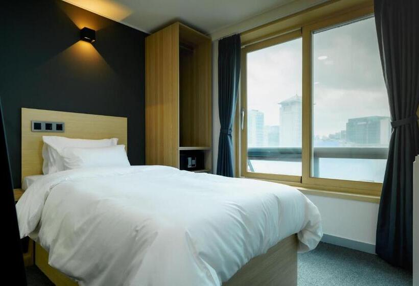 חדר סטנדרט לשלושה, The Stay Hue Myeongdong